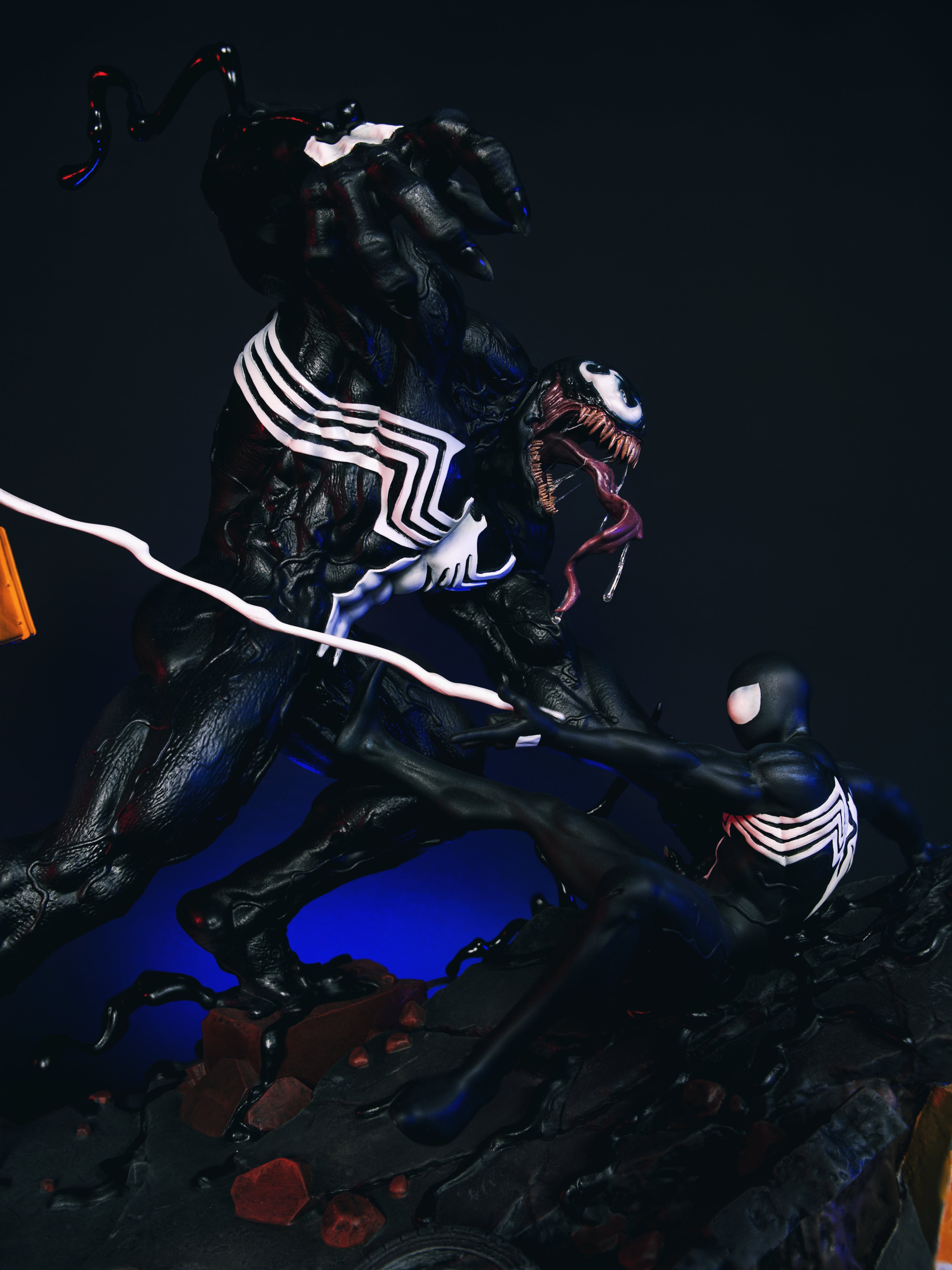 Spider-Man vs Venom Diorama – Clash of Shadows Edition